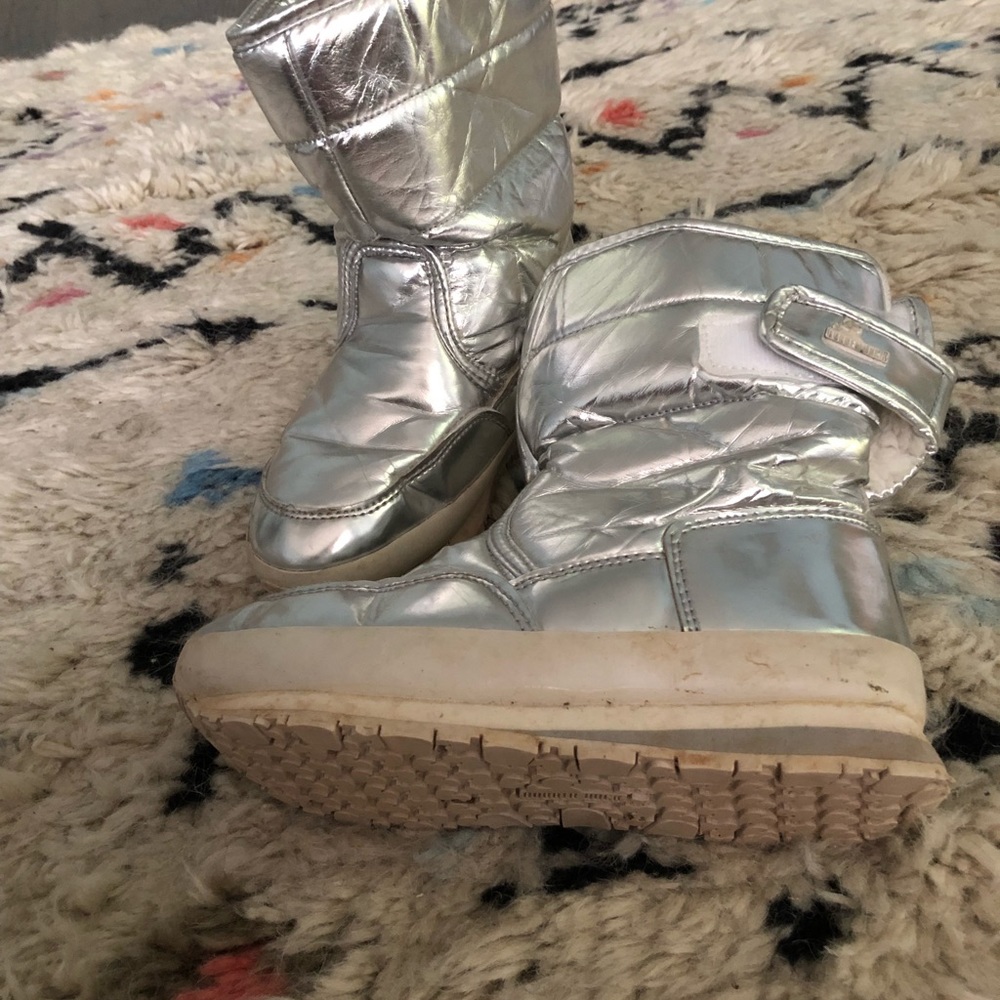 Rubber Duck silver metallic snow boots!